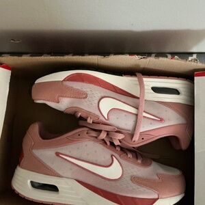 Brand new Nike air max women size 8 in box no top. Never worn